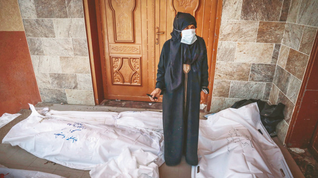 Oğlumu dişlerinden tanırım: Gazze’de aileler toplu mezarlarda yakınlarını arıyor
