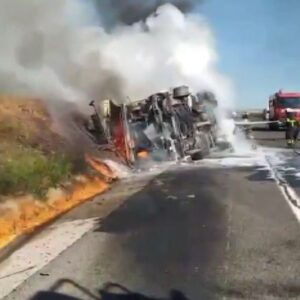 Akaryakıt yüklü tanker alev aldı