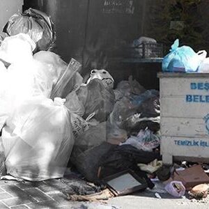 Beşiktaş sokakları çöp yığınlarıyla doldu: Mahalleli isyan etti