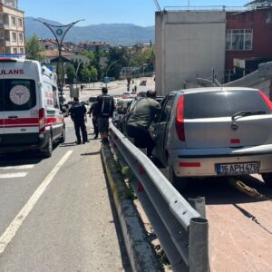 Otomobil, kırmızı ışıkta bekleyen araca çarptı: 5 yaralı