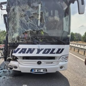inegolde yolcu otobusu tira carpti 1 yarali rKRcspMs