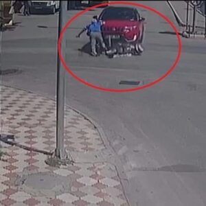 otomobil elektrikli bisiklete carpti bMVWq82f