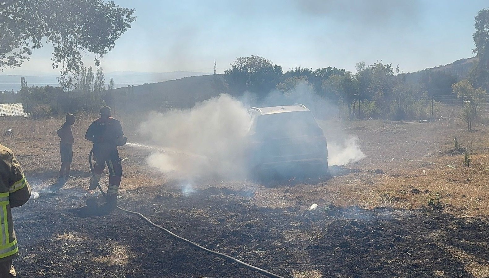 aniz yangini zeytin agaclari ile bir otomobile zarar verdi U53sPUDr
