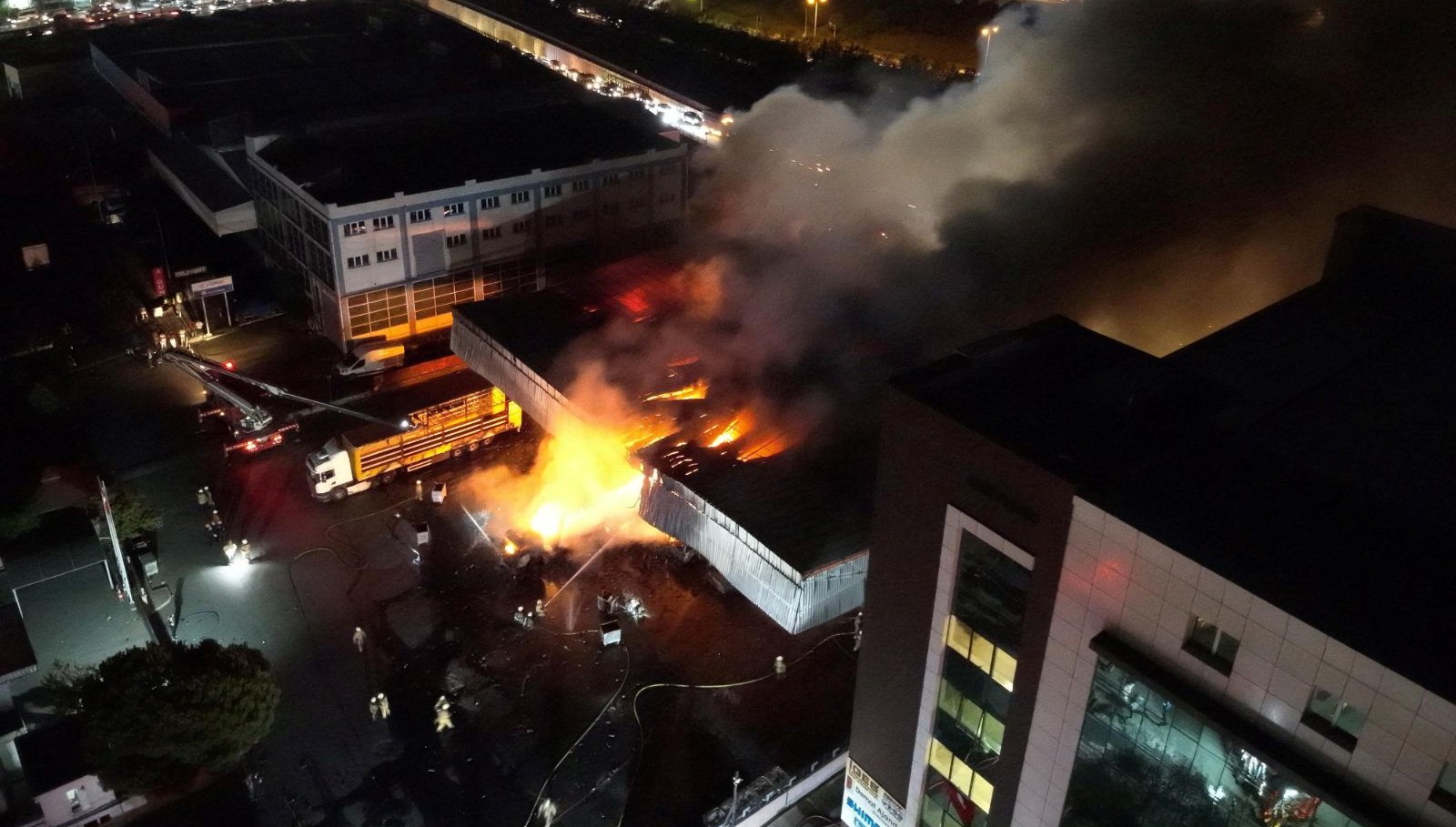 basaksehirde sanayi sitesinde yangin g9s1jsjx