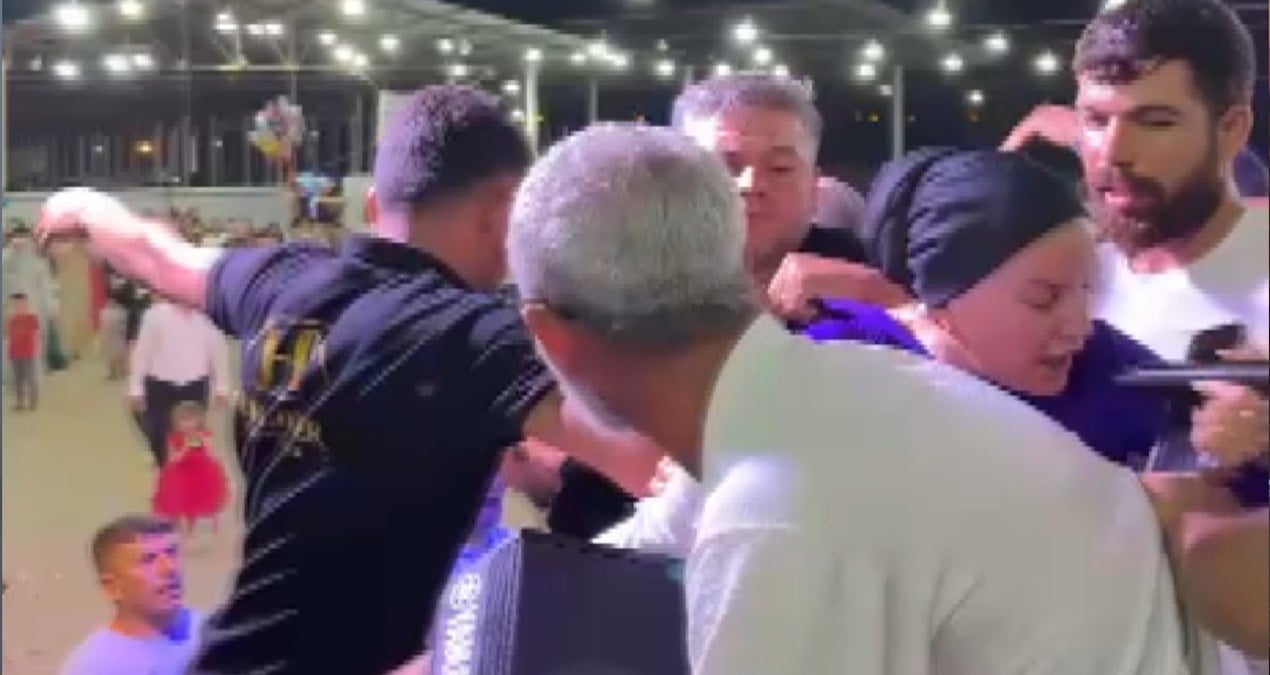 dugunu kabusa cevirdi karsisinda sarki soylemeyi reddeden sarkiciya saldirdi zEKlkGEH