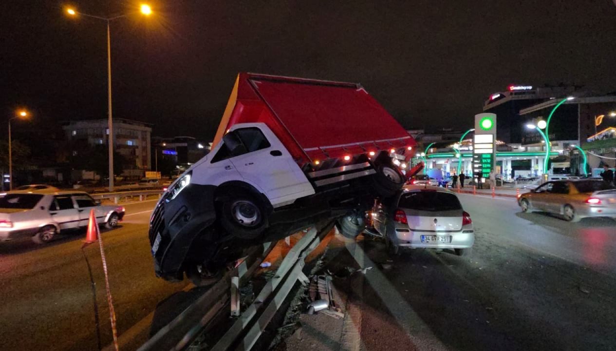 otomobille carpisan kamyonet bariyerlere cikti 3 yarali Nx91XQWL