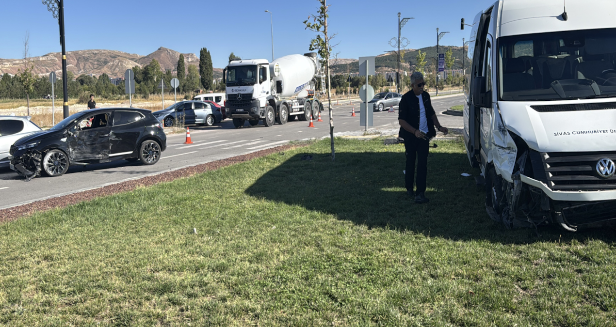 sivasta minibus ile otomobilin carpistigi kazada 3 kisi yaralandi FVILMf9G
