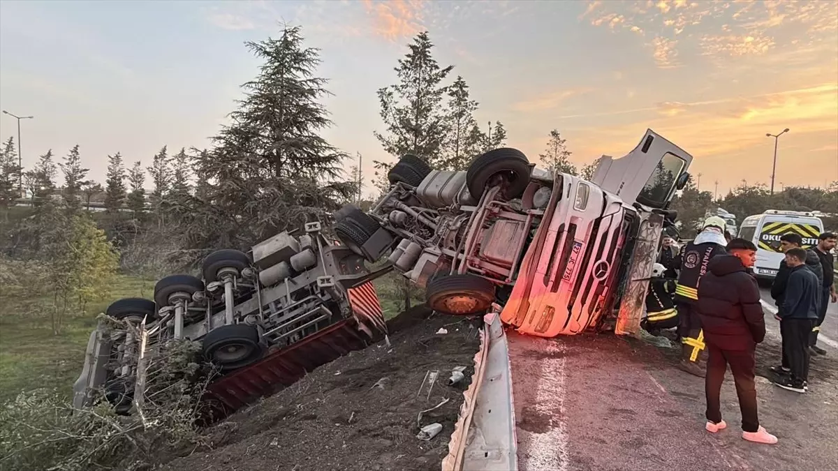 anadolu otoyolunda tir devrildi BNj4YTai.jpg