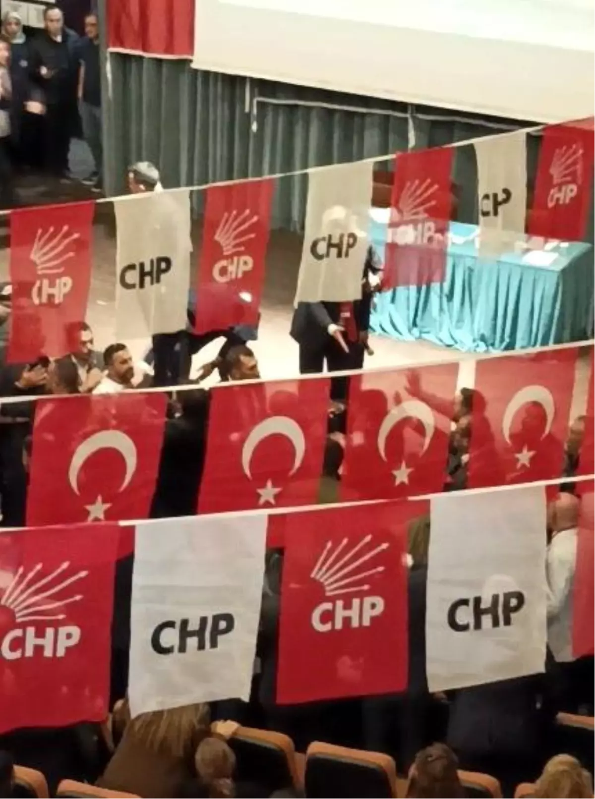 chp kongresinde kavga cikti xPuVuyXQ.jpg