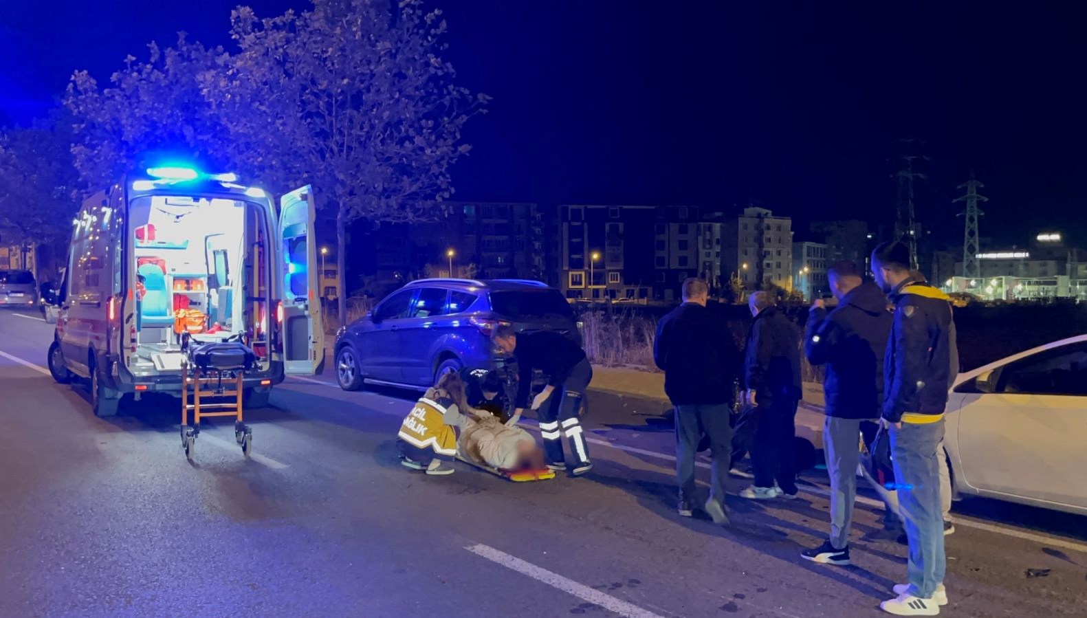 ehliyetsiz surucu park halindeki otomobile carpti UFDBuMqu.jpg