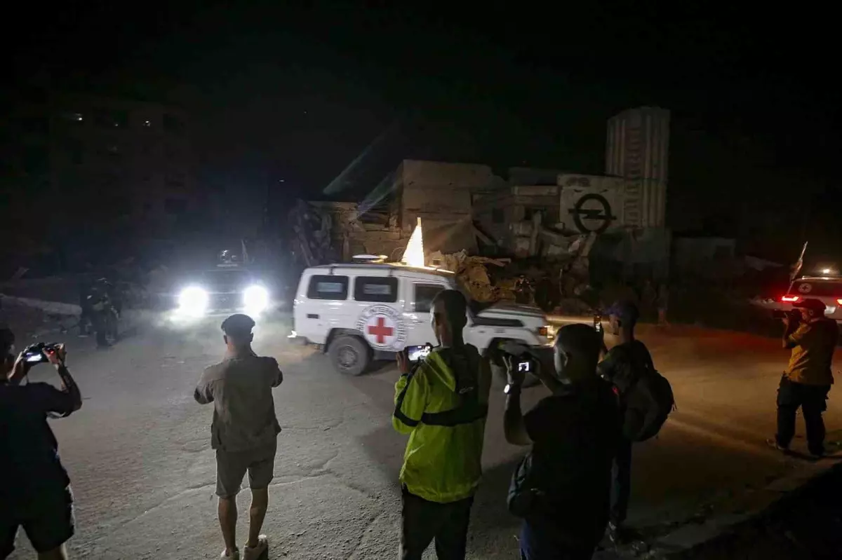 hamasdan 2 israilli rehineni daha teslim aliyor 4t1qZ14t.jpg