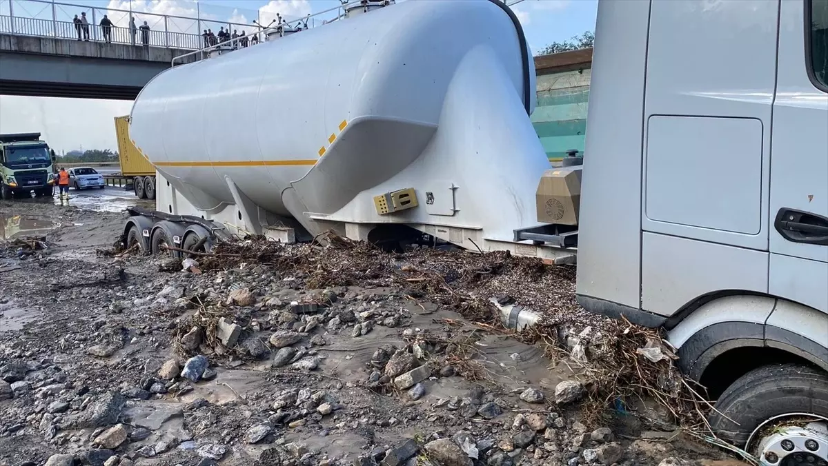 hatayda saganak nedeniyle ev ve is yerlerini su basti araclar yollarda mahsur kaldi l1da5aJT.jpg