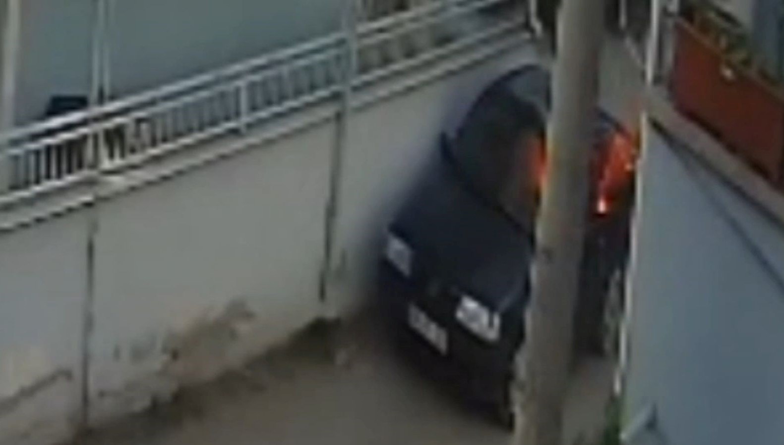 husumetlisinin arabasini benzin dokup yakti x8CpOMP2