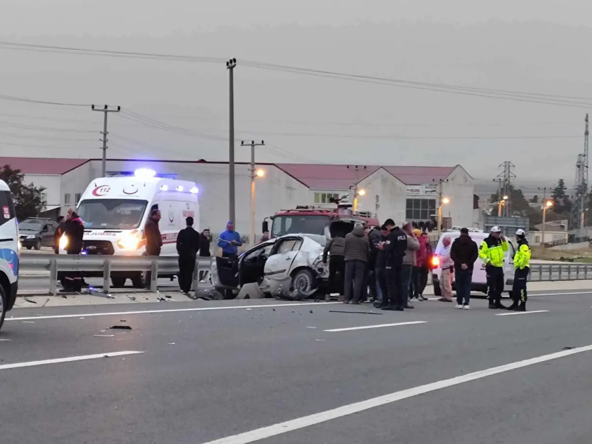 kopege carpmamak icin manevra yapan surucu refuje carpti 2 yarali pv9gwkPt.jpg