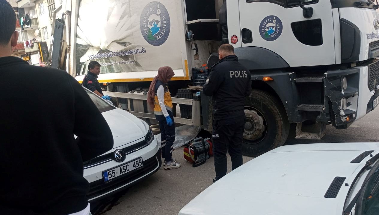 samsunda temizlik kamyonunun altinda kalan yaya oldu wj3CL6i5.jpg