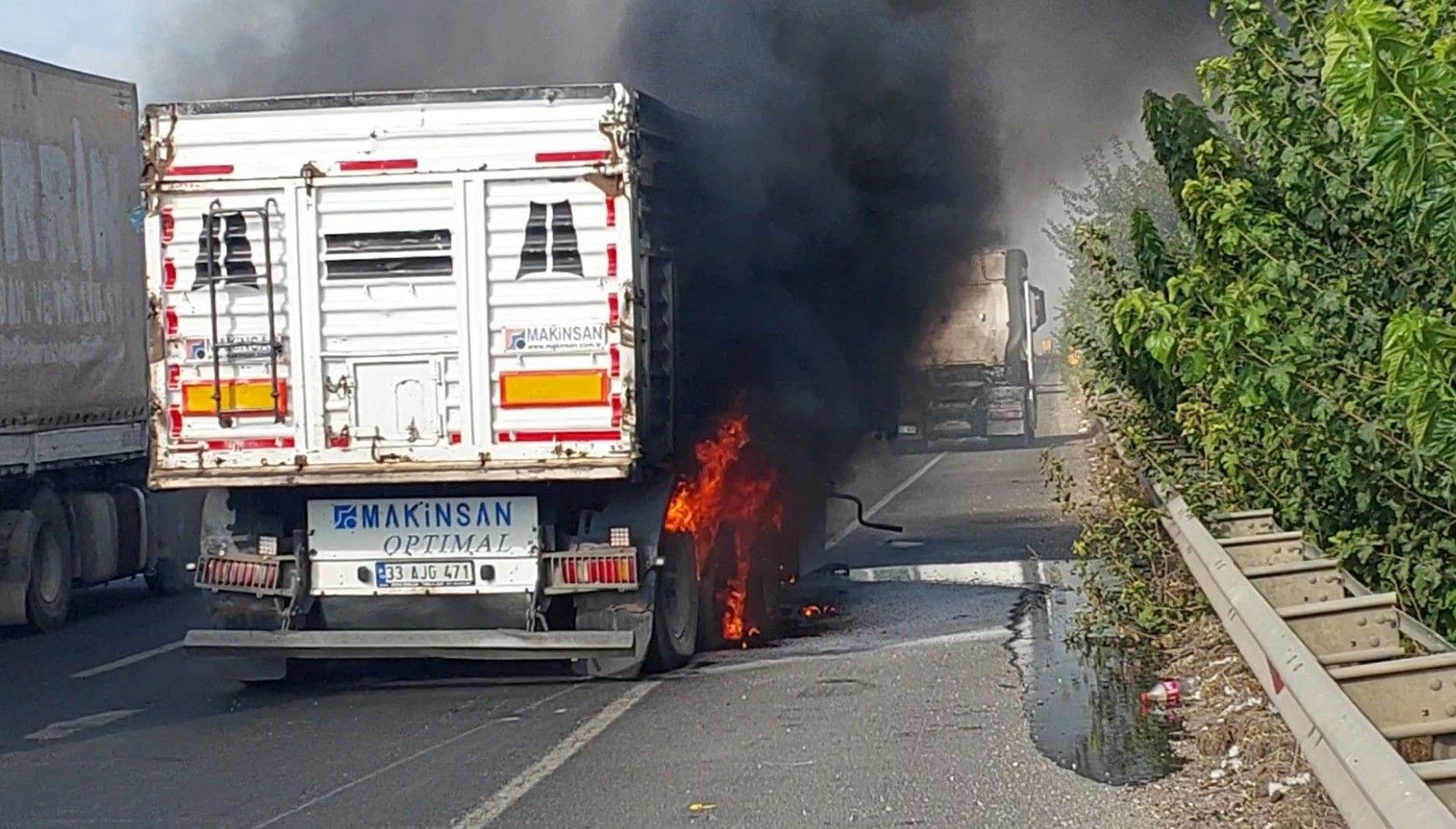 seyir halindeki tir alev alev yandi Ve4NSs5C.jpg