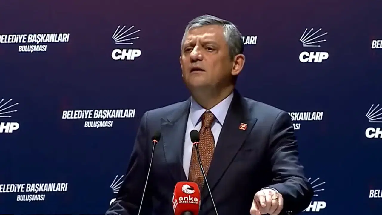 CHP’li Belediye Başkanları Genel Merkez’de Bir Araya Geldi: Özgür Özel’den Sert Eleştiriler