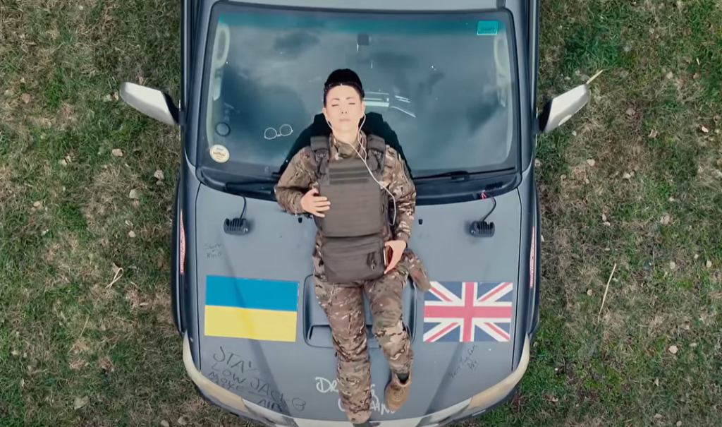 dunyaca-unlu-yildiz-dua-lipadan-savas-bolgesine-yardim-C2kfsdPS