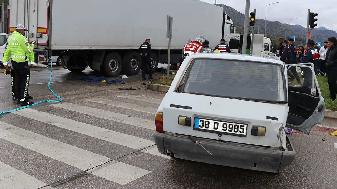Feci Kaza: Tırın Çarptığı Otomobildeki 10 Aylık Bebek Hayatını Kaybetti